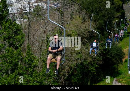 April 24 2022 - Blick auf Anacapri Italien von der Seilbahn mit vielen Touristen auf und ab und blauem Himmel, azurblaues Meer im Hintergrund Stockfoto