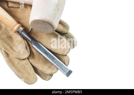 Schutzhandschuhe meißelförmiger Holzhammer isoliert auf weiß. Stockfoto