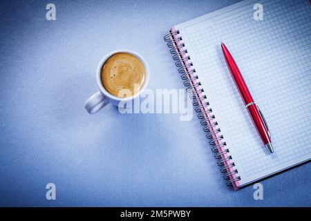 Red Pen Message Pad Kaffeetasse mit Cappuccino Bürokonzept Stockfoto