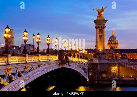 Pont Alexandre III. In Paris in der Abenddämmerung, Frankreich Stockfoto