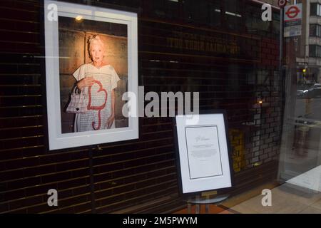 30. Dezember 2022, London, Vereinigtes Königreich: Eine Hommage an den Modedesigner und die Punk-Ikone im Alter von 81 Jahren im Vivienne Westwood Store in Conduit Street, Mayfair. (Kreditbild: © Vuk Valcic/SOPA Bilder über ZUMA Press Wire) Stockfoto