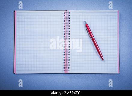 Set aus rotem Kugelschreiber mit offenem Copybook-Bürokonzept. Stockfoto