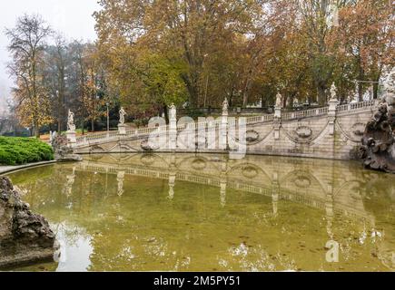 Der monumentale Brunnen von zwölf Monaten, umgeben von Bäumen im Autunno des Valentino Parks, Turin, Norditalien - Europa Stockfoto