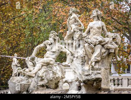 Der monumentale Brunnen von zwölf Monaten, umgeben von Bäumen im Autunno des Valentino Parks am Ufer des Flusses Po, Turin, Piemont - Italien Stockfoto