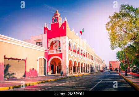 Merida, Mexiko. Plaza Grande, charmante spanische Kolonialstadt in der Innenstadt von Yucatan Peniunsula, bunte Häuser Architektur. Stockfoto