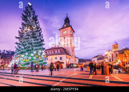 Brasov, Rumänien - Dezember 2019. Bild in der Dämmerung mit bezauberndem Weihnachtsmarkt in Siebenbürgen. Winterreiseziel in Europa. Stockfoto