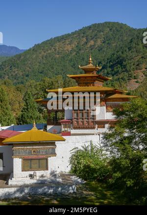 Vertikaler Landschaftsblick auf die Winterresidenz von je Khenpo in Punakha dzong im Westen Bhutans Stockfoto