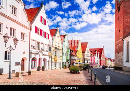 Donauwörth, Deutschland. Charmante kleine Stadt in Swabia mit traditionellen, halb bewachsenen bunten Häusern auf der Route der Romantischen Straße. Berühmte landschaftlich reizvolle Reise Stockfoto