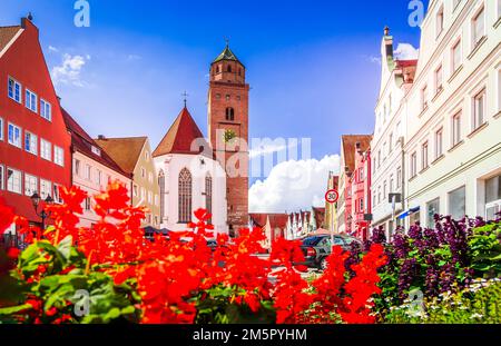 Donauwörth, Deutschland. Wunderschöne Kleinstadt in Schwabien, Bayern. Traditionelle, halb bemalte, farbenfrohe Häuser auf der berühmten, malerischen Romantische Straße. Stockfoto