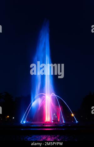 Musikbrunnen auf der Margareteninsel in Budapest mit Nachtbeleuchtung, Ungarn Stockfoto