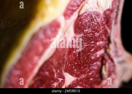 Hochwertiges Rind-T-Bone-Steak mit schwarzem Hintergrund. Stockfoto