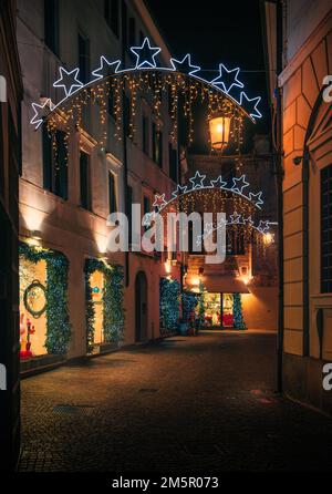 Eine Straße im Stadtzentrum von Treviso (Veneto, Italien) im dezember mit Weihnachtsbeleuchtung und Dekorationen Stockfoto