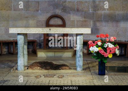 TABGHA, ISRAEL - 7. MAI 2011: Dies ist der Altar über dem Stein, wo das Wunder der Vermehrung von Brot und Fischen durch Jesus stattfand. Stockfoto