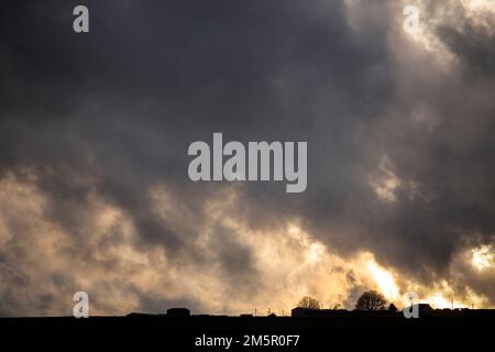 West Yorkshire, Großbritannien. 30. Dezember 2022. Wetter in Großbritannien. Stürmischer Himmel dominiert die Skyline in der Nähe von Halifax West Yorkshire, während stürmisches, feuchtes Wetter in Kombination mit starkem Wind über Großbritannien zieht. Kredit: Windmill Images/Alamy Live News Stockfoto