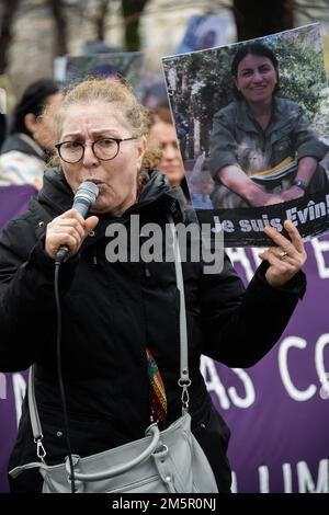 Berivan Firat, Sprecherin des CDKF (Kurdischer Demokratischer Rat in Frankreich). Hommage an den kurdischen Aktivisten Evin Emine Kara, der am 23. Dezember vor dem Kurdischen Kulturzentrum in Paris ermordet wurde. Der Aufruf brachte hundert kurdische Aktivisten mit Porträts der Verstorbenen zusammen. Paris, Frankreich, am 30. Dezember 2022. Foto: Pierrick Villette/ABACAPRESS.COM Stockfoto