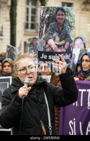 Berivan Firat, Sprecherin des CDKF (Kurdischer Demokratischer Rat in Frankreich). Hommage an den kurdischen Aktivisten Evin Emine Kara, der am 23. Dezember vor dem Kurdischen Kulturzentrum in Paris ermordet wurde. Der Aufruf brachte hundert kurdische Aktivisten mit Porträts der Verstorbenen zusammen. Paris, Frankreich, am 30. Dezember 2022. Foto: Pierrick Villette/ABACAPRESS.COM Stockfoto