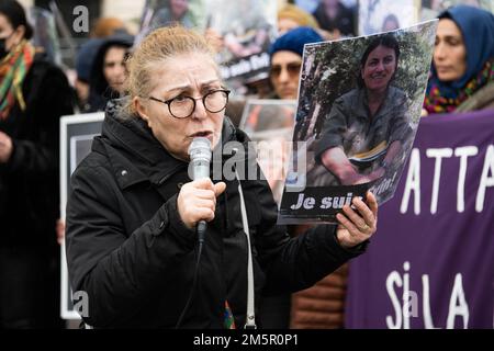 Berivan Firat, Sprecherin des CDKF (Kurdischer Demokratischer Rat in Frankreich). Hommage an den kurdischen Aktivisten Evin Emine Kara, der am 23. Dezember vor dem Kurdischen Kulturzentrum in Paris ermordet wurde. Der Aufruf brachte hundert kurdische Aktivisten mit Porträts der Verstorbenen zusammen. Paris, Frankreich, am 30. Dezember 2022. Foto: Pierrick Villette/ABACAPRESS.COM Stockfoto