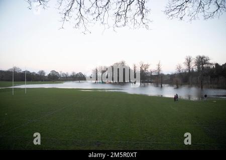 Edinburgh, Großbritannien. 30. Dezember 2022. Wetter in Großbritannien, starker Regen in Edinburgh. Allgemeine Ansicht des Rugby-Spielfelds in Cameron toll. Edinburgh. Bildnachweis: Pako Mera/Alamy Live News Stockfoto