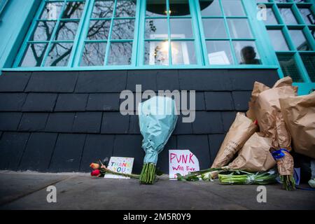 London, England, Großbritannien. 30. Dezember 2022. Vor dem originalen King's Road Store der britischen ModeIkone Vivian Westwood, die gestern um 81 Uhr verstarb, sind Blumen zu sehen. (Bild: © Tayfun Salci/ZUMA Press Wire) Stockfoto