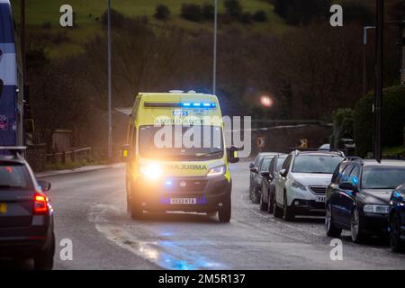 West Yorkshire, Großbritannien. 30. Dezember 2022. Ein Rettungswagen in Halifax, West Yorkshire, nimmt einen Notruf mit eingeschalteten Scheinwerfern und Notbeleuchtung entgegen. Tausende von Krankenwagen-Mitarbeitern im ganzen Land werden im Januar in einem Lohnstreit nach dem Streik der Gewerkschaften mit Sanitätern und 999 Anrufern aus dem Land gehen. Ein für Dezember 28 geplanter Streik der Ambulanzmitarbeiter der GMB-Gewerkschaft wurde bis Januar 11 verschoben, wo auch Mitglieder der Gewerkschaft streiken werden. Kredit: Windmill Images/Alamy Live News Stockfoto