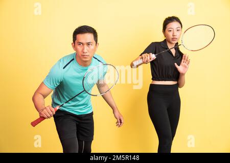 asiatischer Mann und Frau, bereit, Schläger zu halten Stockfoto