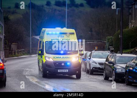 West Yorkshire, Großbritannien. 30. Dezember 2022. Ein Rettungswagen in Halifax, West Yorkshire, nimmt einen Notruf mit eingeschalteten Scheinwerfern und Notbeleuchtung entgegen. Tausende von Krankenwagen-Mitarbeitern im ganzen Land werden im Januar in einem Lohnstreit nach dem Streik der Gewerkschaften mit Sanitätern und 999 Anrufern aus dem Land gehen. Ein für Dezember 28 geplanter Streik der Ambulanzmitarbeiter der GMB-Gewerkschaft wurde bis Januar 11 verschoben, wo auch Mitglieder der Gewerkschaft streiken werden. Kredit: Windmill Images/Alamy Live News Stockfoto