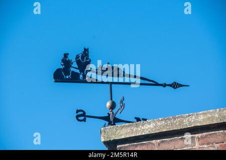 Rund um das Vereinigte Königreich - Eine Wetterfahne im Kanaldesign am Leeds zum Liverpool Canal am Stadtrand von Chorley, Lancashire, Großbritannien Stockfoto