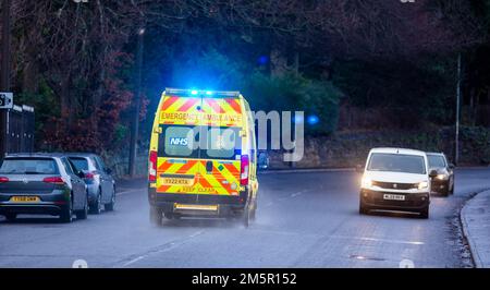 West Yorkshire, Großbritannien. 30. Dezember 2022. Ein Rettungswagen in Halifax, West Yorkshire, nimmt einen Notruf mit eingeschalteten Scheinwerfern und Notbeleuchtung entgegen. Tausende von Krankenwagen-Mitarbeitern im ganzen Land werden im Januar in einem Lohnstreit nach dem Streik der Gewerkschaften mit Sanitätern und 999 Anrufern aus dem Land gehen. Ein für Dezember 28 geplanter Streik der Ambulanzmitarbeiter der GMB-Gewerkschaft wurde bis Januar 11 verschoben, wo auch Mitglieder der Gewerkschaft streiken werden. Kredit: Windmill Images/Alamy Live News Stockfoto