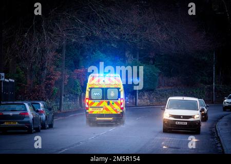 West Yorkshire, Großbritannien. 30. Dezember 2022. Ein Rettungswagen in Halifax, West Yorkshire, nimmt einen Notruf mit eingeschalteten Scheinwerfern und Notbeleuchtung entgegen. Tausende von Krankenwagen-Mitarbeitern im ganzen Land werden im Januar in einem Lohnstreit nach dem Streik der Gewerkschaften mit Sanitätern und 999 Anrufern aus dem Land gehen. Ein für Dezember 28 geplanter Streik der Ambulanzmitarbeiter der GMB-Gewerkschaft wurde bis Januar 11 verschoben, wo auch Mitglieder der Gewerkschaft streiken werden. Kredit: Windmill Images/Alamy Live News Stockfoto