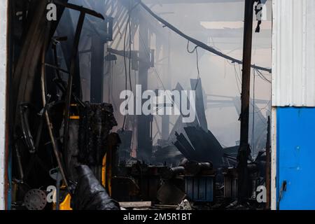 Wehr, Deutschland. 30. Dezember 2022. Rauch steht in einer ausgebrannten Industriehalle. Ein Brand in mehreren Gebäuden an einem Industriestandort verursachte Schäden im Wert von mehreren Millionen Euro. Die Feuerwehren waren mit etwa 160 Einsatzkräften vor Ort. Kredit: Philipp von Ditfurth/dpa/Alamy Live News Stockfoto