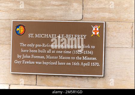 St. Michael-Le-Belfrey ist die einzige Kirche vor der Reformation in York, die alle auf einmal (1525-1536) zu einer Gruppe von Verschwörern gebaut wurde Stockfoto