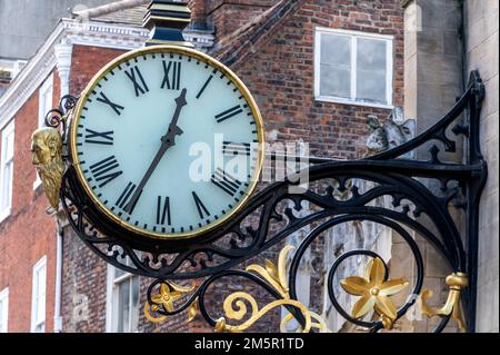 Die riesige kunstvoll verzierte Straßenuhr, die auf dem 11. Weltkulturerbe gelisteten mittelalterlichen St. Martin le Grand Church auf der Coney Street im Zentrum des historischen York in t Stockfoto