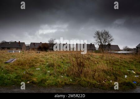 West Yorkshire, Großbritannien. 30. Dezember 2022. Ein verlassenes, vernachlässigtes wohnhaus in Illingworth in der Nähe von Halifax, West Yorkshire, Großbritannien. Kredit: Windmill Images/Alamy Live News Stockfoto