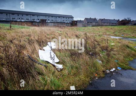 West Yorkshire, Großbritannien. 30. Dezember 2022. Ein verlassenes, vernachlässigtes wohnhaus in Illingworth in der Nähe von Halifax, West Yorkshire, Großbritannien. Kredit: Windmill Images/Alamy Live News Stockfoto