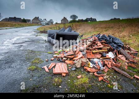 West Yorkshire, Großbritannien. 30. Dezember 2022. Ein verlassenes, vernachlässigtes wohnhaus in Illingworth in der Nähe von Halifax, West Yorkshire, Großbritannien. Kredit: Windmill Images/Alamy Live News Stockfoto