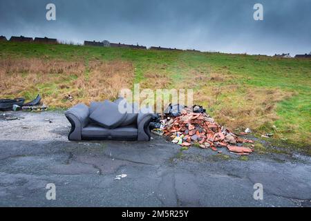 West Yorkshire, Großbritannien. 30. Dezember 2022. Ein verlassenes, vernachlässigtes wohnhaus in Illingworth in der Nähe von Halifax, West Yorkshire, Großbritannien. Kredit: Windmill Images/Alamy Live News Stockfoto