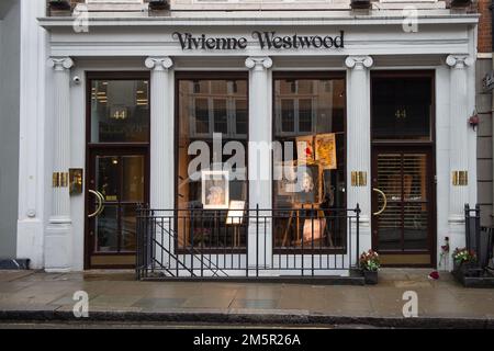 London, Großbritannien. 30. Dezember 2022. Im Fenster werden Ehrungen ausgestellt und Blumen vor dem Laden von Dame Vivienne Westwood in der Conduit Street im Zentrum von London liegen gelassen. Dame Vivienne Westwood, 81, Modedesignerin und Aktivistin, starb friedlich am 29. Dezember 2022 in ihrem Haus in London, umgeben von ihrer Familie. Claire Doherty/Alamy Live News Stockfoto