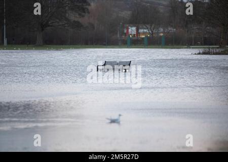 Edinburgh, Großbritannien. 30. Dezember 2022. Wetter in Großbritannien, starker Regen in Edinburgh. Die Bank mit Wasser in Cameron toll. Bildnachweis: Pako Mera/Alamy Live News Stockfoto