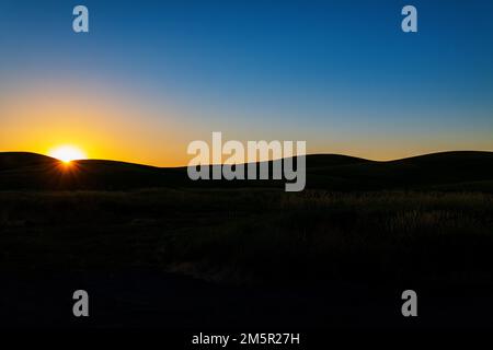 Malerischer Sonnenuntergang über sanft geschwungenen Feldern; Region Palouse; Bundesstaat Washington; USA Stockfoto