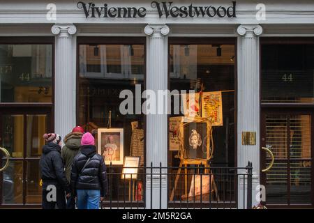 London, England, Großbritannien. 30. Dezember 2022. Der Flagship Store der britischen ModeIkone Vivienne Westwood, die gestern um 81 Uhr starb. (Kreditbild: © Tayfun Salci/ZUMA Press Wire) Kredit: ZUMA Press, Inc./Alamy Live News Stockfoto