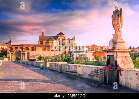 Cordoba, Spanien, Andalusien. Römische Brücke am Fluss Guadalquivir und die große Moschee (Mezquita-Kathedrale) Stockfoto