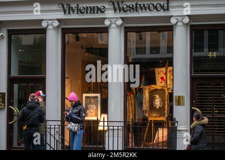 London, England, Großbritannien. 30. Dezember 2022. Der Flagship Store der britischen ModeIkone Vivienne Westwood, die gestern um 81 Uhr starb. (Kreditbild: © Tayfun Salci/ZUMA Press Wire) Kredit: ZUMA Press, Inc./Alamy Live News Stockfoto