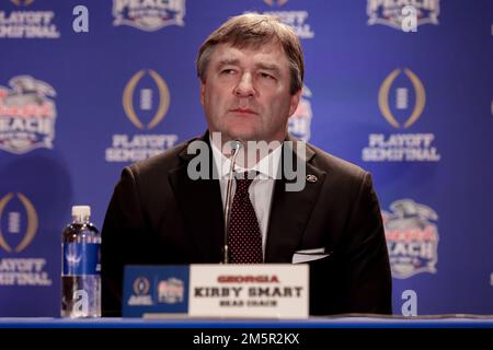 Atlanta, Georgia, USA. 30. Dezember 2022. Georgia Bulldogs leitet Coach Kirby Smart und beantwortet Fragen auf der Pressekonferenz der Trainer am Freitag für die College Football Playoff im Mercedes Benz Stadium, Atlanta, Georgia. (Kreditbild: © Scott Stuart/ZUMA Press Wire) Stockfoto