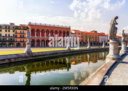 PADUA, ITALIEN - AUGUST 11,2009: Teilansicht des öffentlichen Platzes "Prato della valle" . Das wunderschöne elliptische Quadrat, das sich über eine Fläche von erstreckt Stockfoto