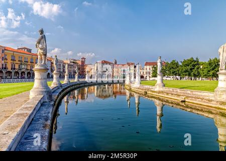 PADUA, ITALIEN - AUGUST 11,2009: Teilansicht des öffentlichen Platzes "Prato della valle" . Das wunderschöne elliptische Quadrat, das sich über eine Fläche von erstreckt Stockfoto