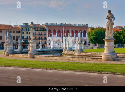 PADUA, ITALIEN - AUGUST 11,2009: Teilansicht des öffentlichen Platzes "Prato della valle" . Das wunderschöne elliptische Quadrat, das sich über eine Fläche von erstreckt Stockfoto