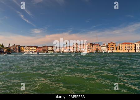 Venedig, Italien - August 14 2009: Dorsoduro-Viertel vom Meer aus gesehen - Venedig Italien Stockfoto