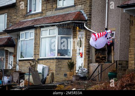 West Yorkshire, Großbritannien. 30. Dezember 2022. Ein aufblasbarer Schneemann leidet unter starken Winden im Vereinigten Königreich . Kredit: Windmill Images/Alamy Live News Stockfoto