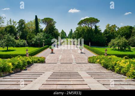 Fanzolo, Italien - August 15 2009: Teilblick auf den Garten der Villa Emo. Der weitläufige Park erstreckt sich um die Villa Emo, die durch eine große, von Bäumen gesäumte AV gekennzeichnet ist Stockfoto