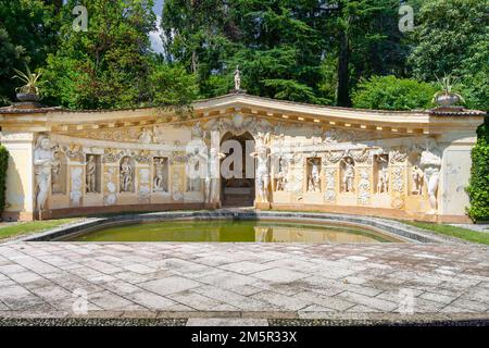 Maser, Treviso Italien - August 15 2009: Das Nymphaeum mit der angelegten Grotte der Villa Barbaro, die venezianische Villa, entworfen und erbaut von Andrea Palladio Archit Stockfoto